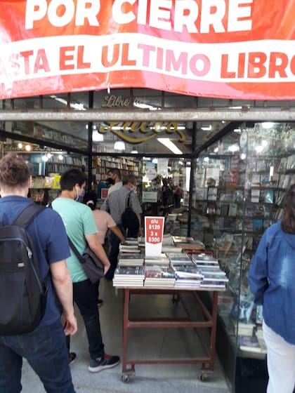 Filas de lectores en la Librería de las Luces en la tarde del viernes