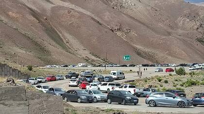 Filas de más de una cuadra para cruzar la frontera