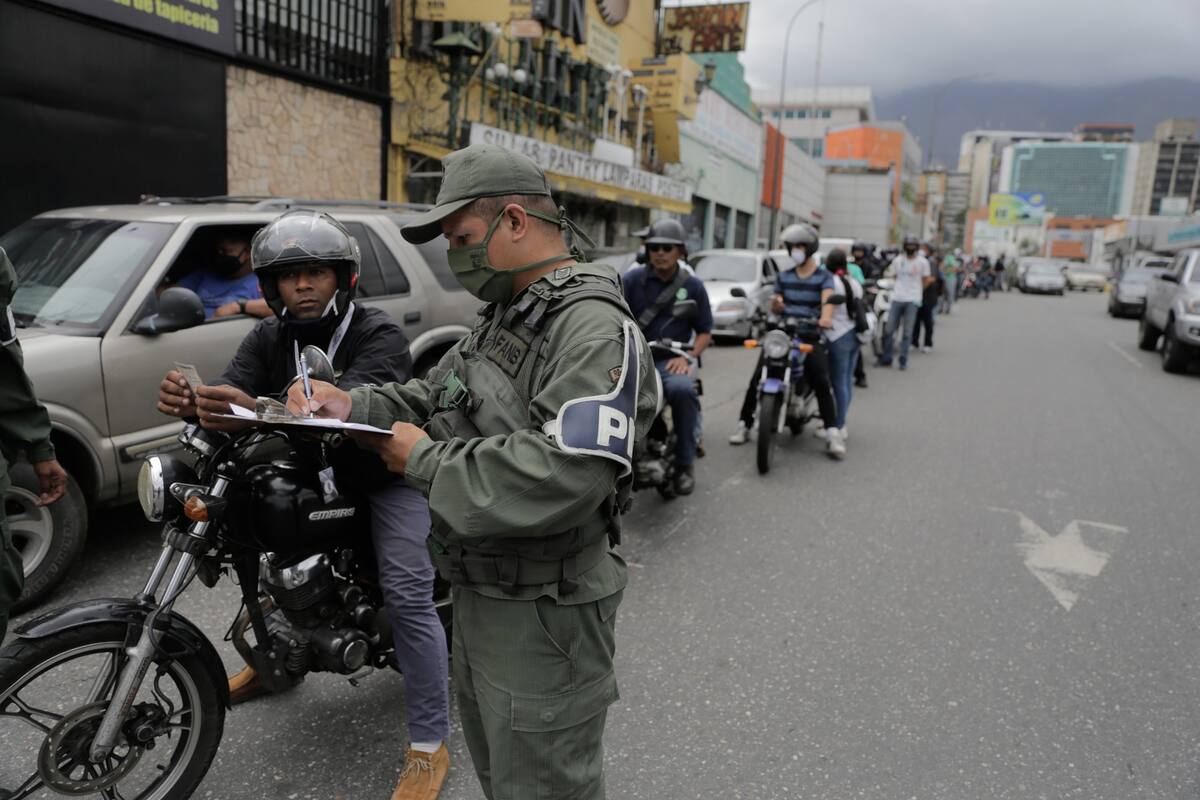 Filas de motociclistas esperando para cargar nafta en Caracas