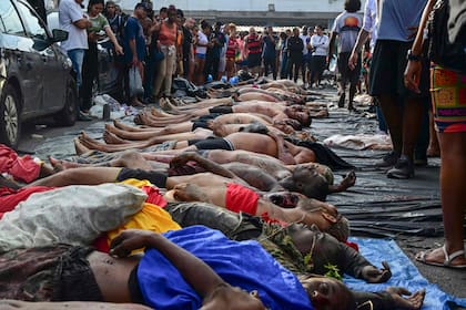 Filas de muertos en las calles de Río de Janeiro, Brasil