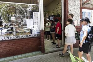 Filas durante el mediodía en Rotiseria La Tana en el barrio de Palermo