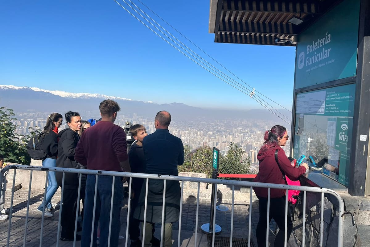 Filas en el teleférico de Santiago, un paseo que eligen los turistas internaciones, muchos de ellos argentinos