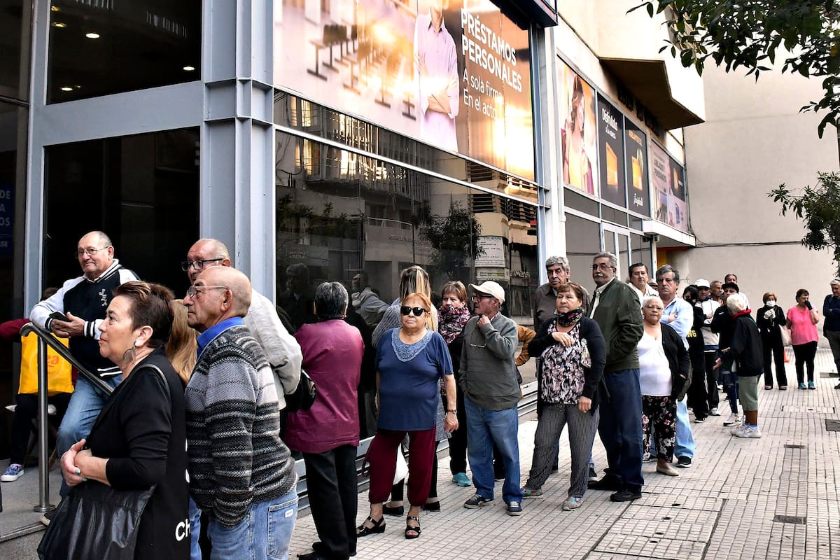 Filas en entidades bancarias en la ciudad de Córdoba