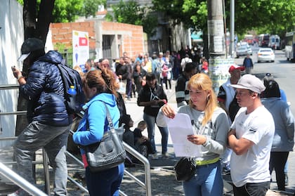 Filas en la Anses para cobrar bono
