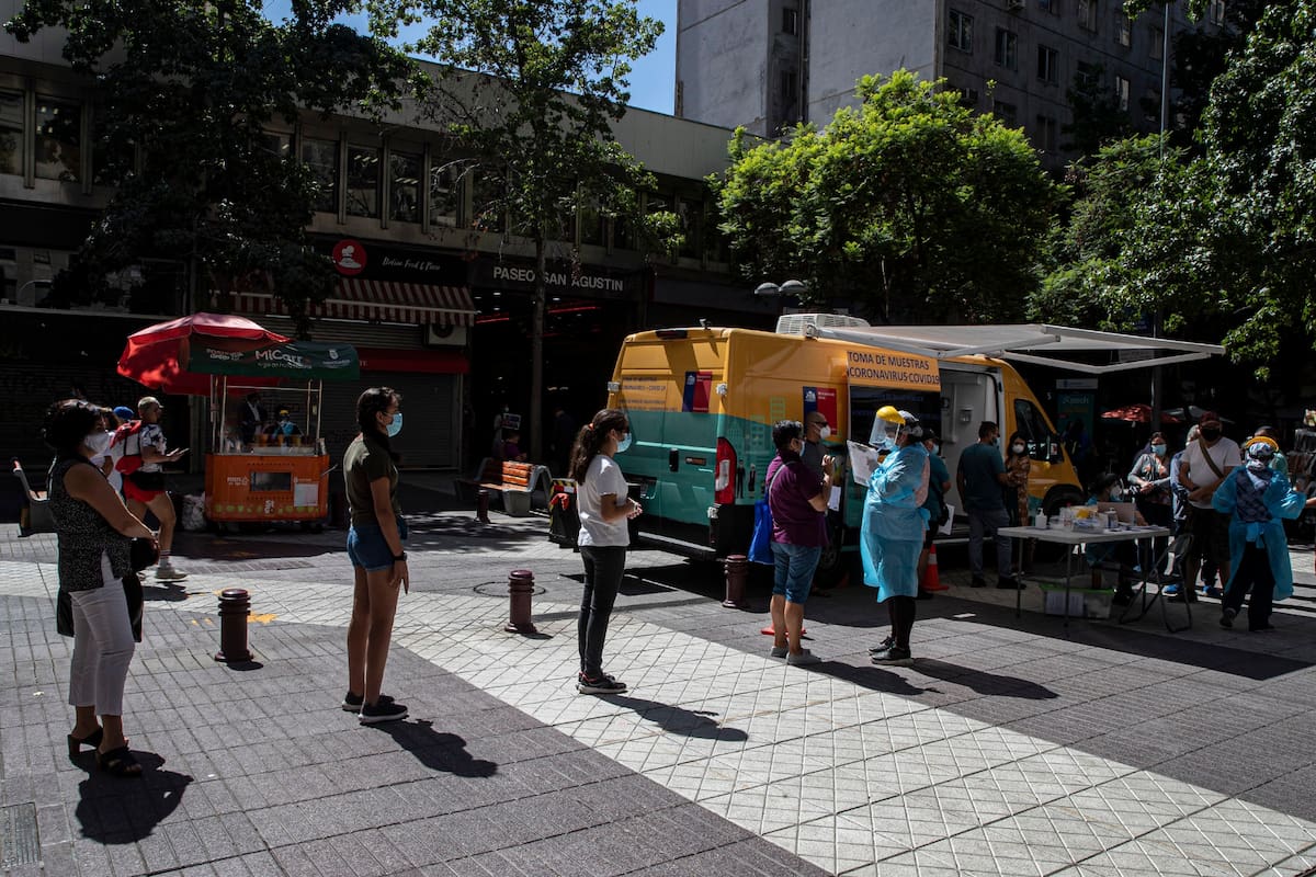 Filas en un puesto de testeos rápidos en el centro de Santiago