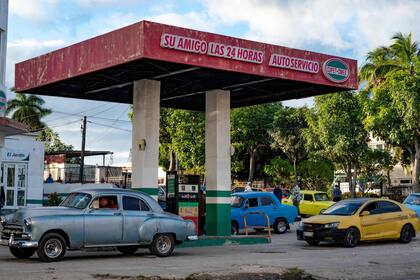 Filas para cargar combustible en una estación de servicio de La Habana, antes del aumento del 500% (Photo by YAMIL LAGE / AFP)