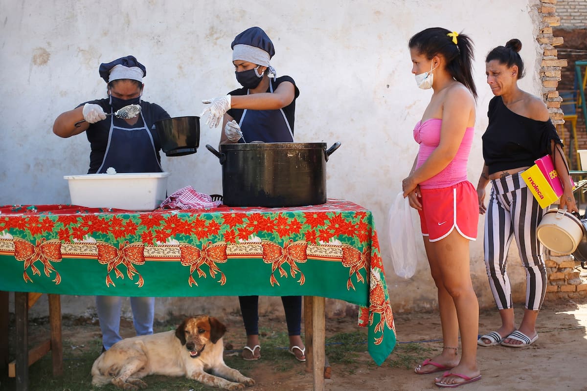 Filas para obtener comida en el barrio "Bañado Sur" en Asunción, Paraguay