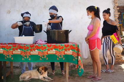 Filas para obtener comida en el barrio "Bañado Sur" en Asunción, Paraguay