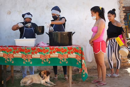 Filas para obtener comida en el barrio "Bañado Sur" en Asunción, Paraguay