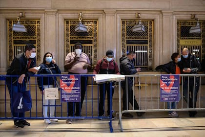 Filas para ser vacunado en la Grand Central Terminal de Nueva York. (Photo by Angela Weiss / AFP)