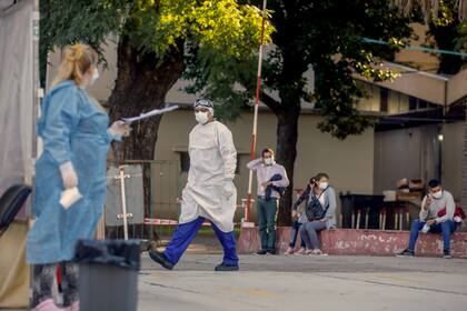 Filas para testeos en el Hospital Durand. Foto de archivo.