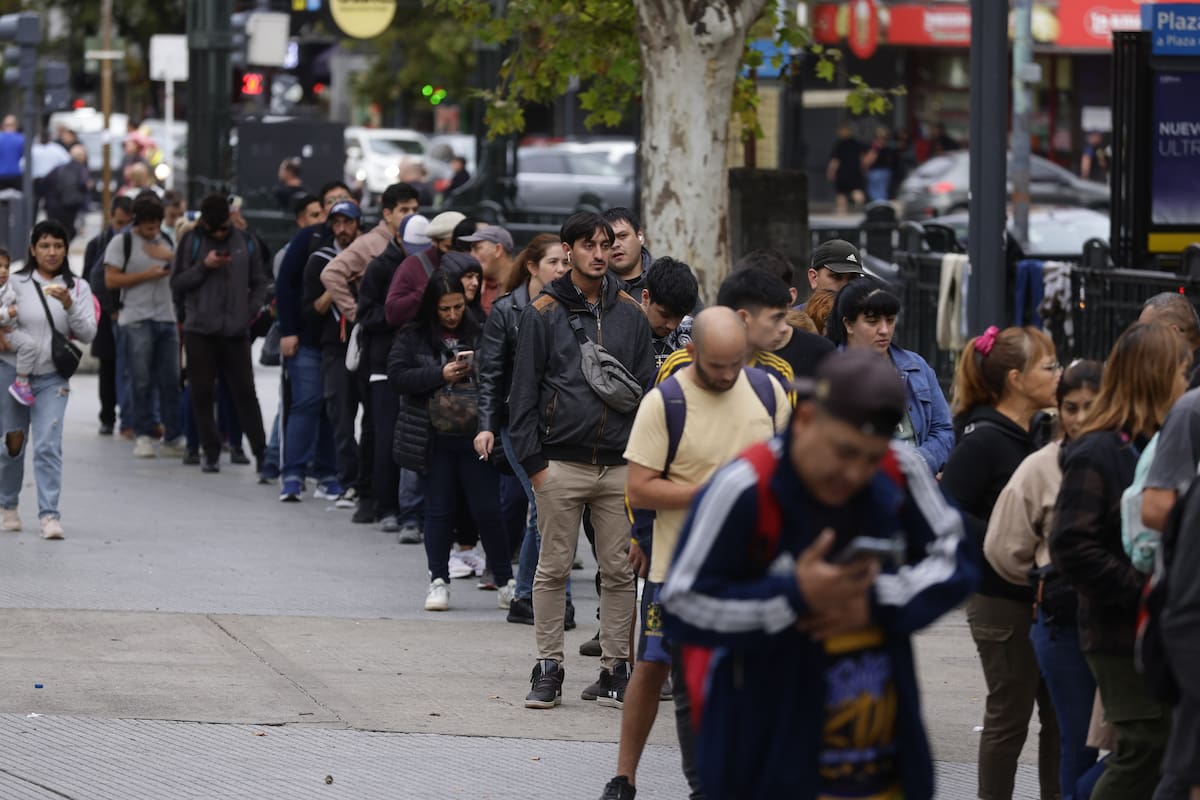 Filas para tomar colectivos en la zona de la estación de Once