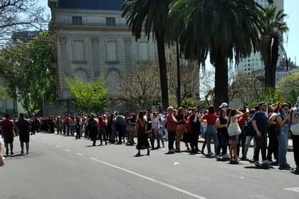 Filas para votar en la embajada de Brasil en Buenos Aires