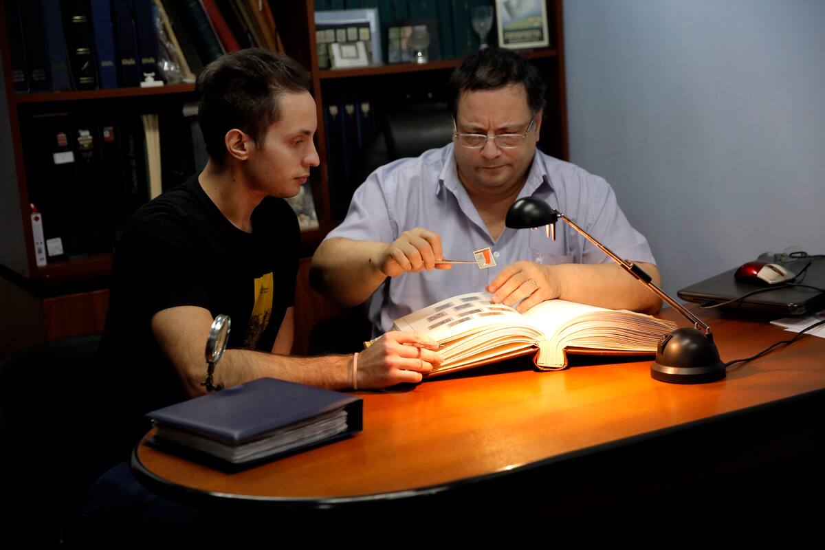 Filatelia Chiavello, Carlos y su hijo en el local de la galeria situada en Maipu al 400