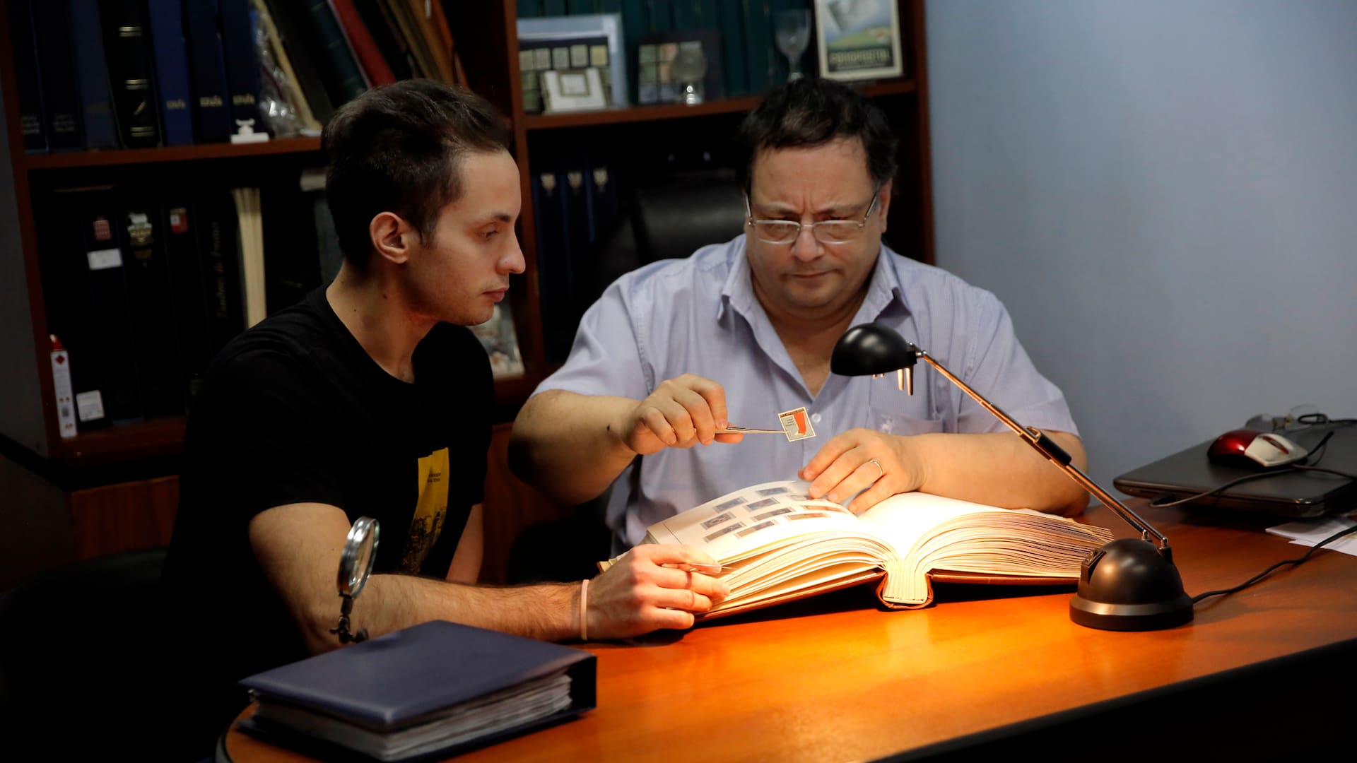 Filatelia Chiavello, Carlos y su hijo en el local de la galeria situada en Maipu al 400