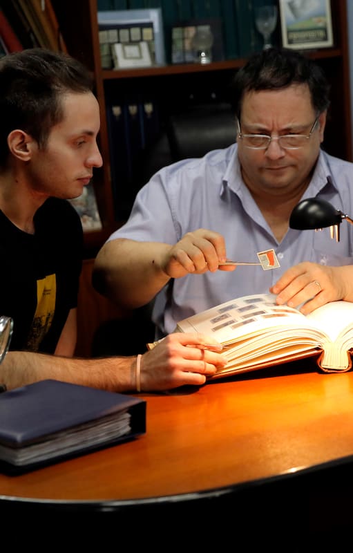 Filatelia Chiavello, Carlos y su hijo en el local de la galeria situada en Maipu al 400