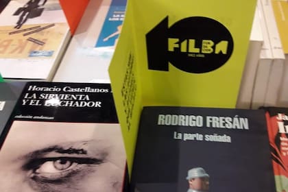 En varias librerías porteñas un cartel indica las obras de los invitados al Filba