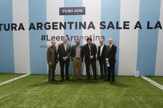 Manguel criticó duramente el pabellón argentino en la Filbo
