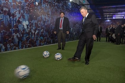 El presidente Juan Manuel Santos con el ministro Avelluto abriendo el juego tras los discursos de inauguración, el mes pasado