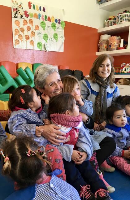 Visita de Iris Rivera a una escuela inicial de Villegas
