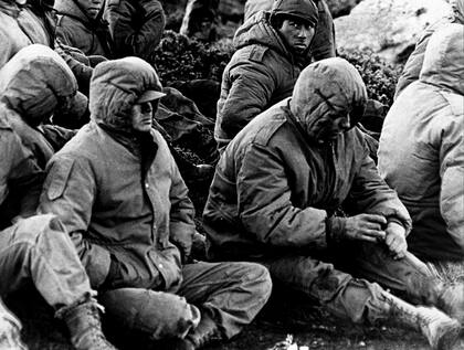 Soldados argentinos en Malvinas, capturados por las tropas inglesas