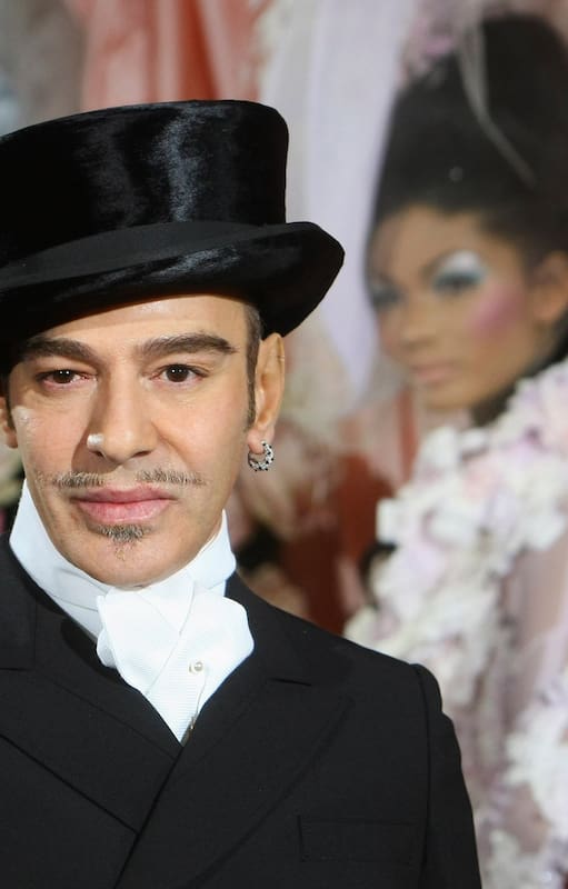 FILE - El diseñador de moda John Galliano (aquí en 2010) decidió bajarse de la exposición que el Met hacía en su honor, luego de recibir una ola de críticas por los dichos antisemitas que expresó en el pasado y por los que recibió una condena en Francia (AP Photo/Jacques Brinon, File)