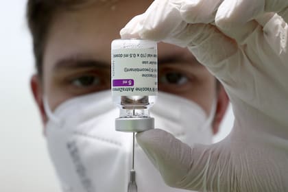 Personal médico prepara una jeringa con una dosis de la vacuna AstraZeneca en un vacunatorio alemán