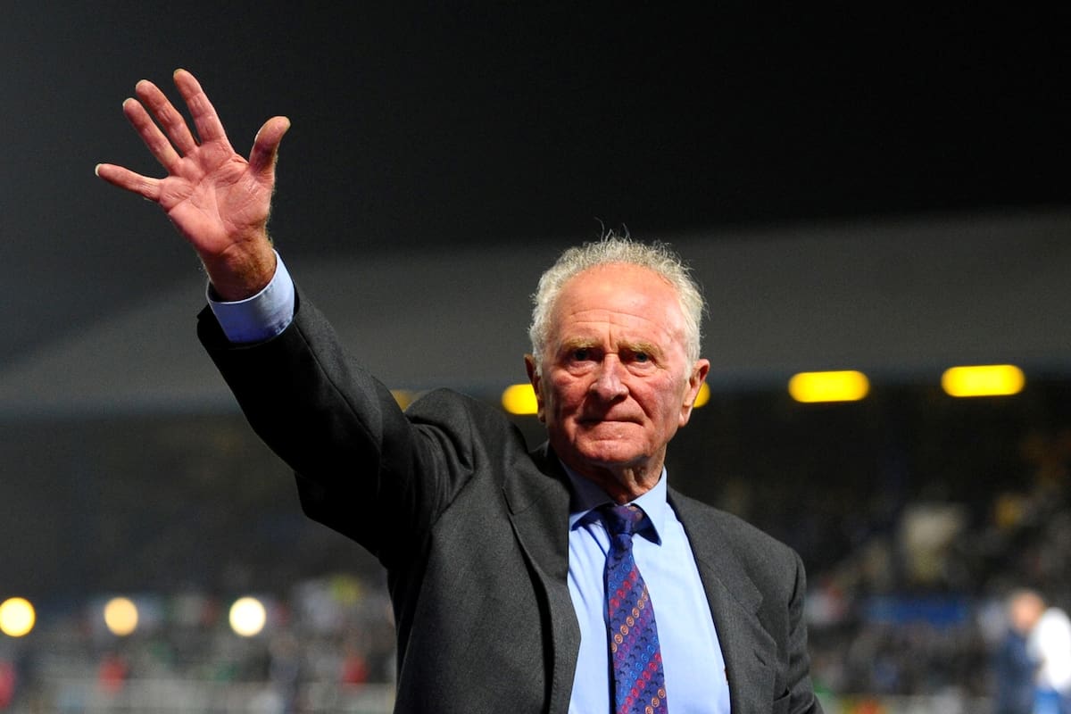 FILE PHOTO: Football - Northern Ireland v Italy - UEFA Euro 2012 Qualifying Group C - Windsor Park, Belfast, Northern Ireland - 8/10/10 Former Northern Ireland and Manchester United player Harry Gregg waves to the crowd Mandatory Credit: Action Images / Jason Cairnduff/File Photo