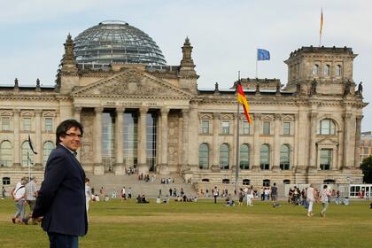 FILE PHOTO: Former Catalan President Carles Puigdemont walks in front of the Bundestag in Berlin, Germany, May 23, 2018. REUTERS/Marcelo del Pozo/File Photo