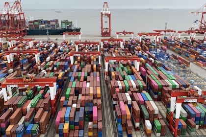 El patio de carga en el puerto de Shanghái muestra un importante volumen del comercio internacional chino