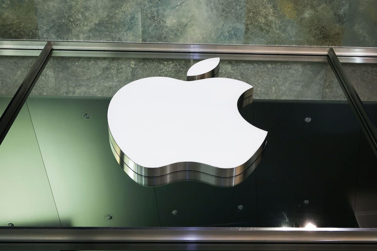 FILED - 02 May 2023, Hamburg: FILE PHOTO - The logo of the US technology company Apple is visible at night at the Apple Store. Photo: Christian Charisius/dpa