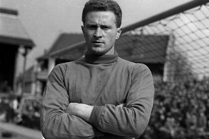 FILED - 05 September 1957, England, Manchester: Manchester United goalkeeping legend Harry Gregg pictured during a soccer match against Everton. The long-time goalkeeper of Manchester United and survivor of the air crash of the English football record champions in 1958 in Munich has died at the age