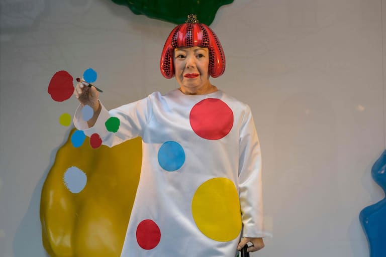 (FILES) A life-like robot of artist Yayoi Kusama paining a window stands at the Louis Vuitton store on Fifth Avenue in New York City on January 13, 2023. Japanese avant-garde artist Yayoi Kusama, known as the "polka dot queen", has died aged 97, a statement from her company said on August 27, 2026. (Photo by ANGELA WEISS / AFP) / RESTRICTED TO EDITORIAL USE - MANDATORY MENTION OF THE ARTIST UPON PUBLICATION - TO ILLUSTRATE THE EVENT AS SPECIFIED IN THE CAPTION