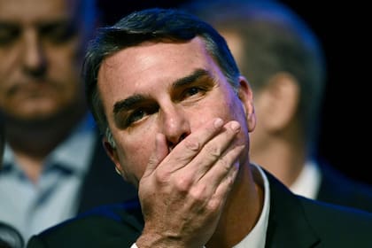 (FILES) Brazil's right-wing presidential candidate and Senator Flavio Bolsonaro gestures during a press conference in Brasilia on August 5, 2026, where he announced federal deputy Alfredo Gaspar as his running mate for the 2026 presidential election. Brazil's defeated presidential candidate, right-wing senator Flavio Bolsonaro, has had his passports cancelled after he failed to comply with an order to surrender them, a police source told AFP on October 27, 2026, on condition of anonymity. (Photo by Evaristo Sa / AFP)