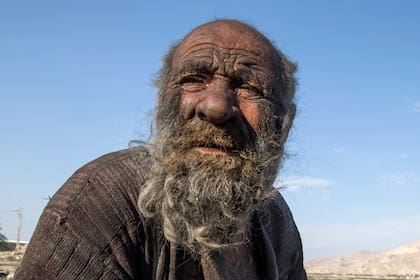 Un iraní apodado el "hombre más sucio del mundo" por no ducharse durante décadas murió a la edad de 94 años