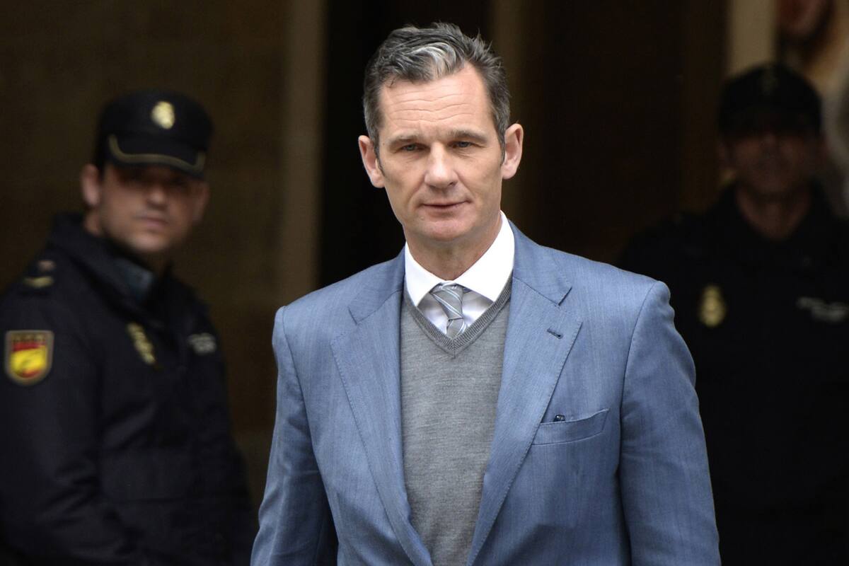 (FILES) In this file photo taken on February 23, 2017 Former Olympic handball player and husband of Spains Princess Cristina, Inaki Urdangarin (C) leaves the courthouse in Palma de Mallorca, on the Spanish Balearic Island of Mallorca