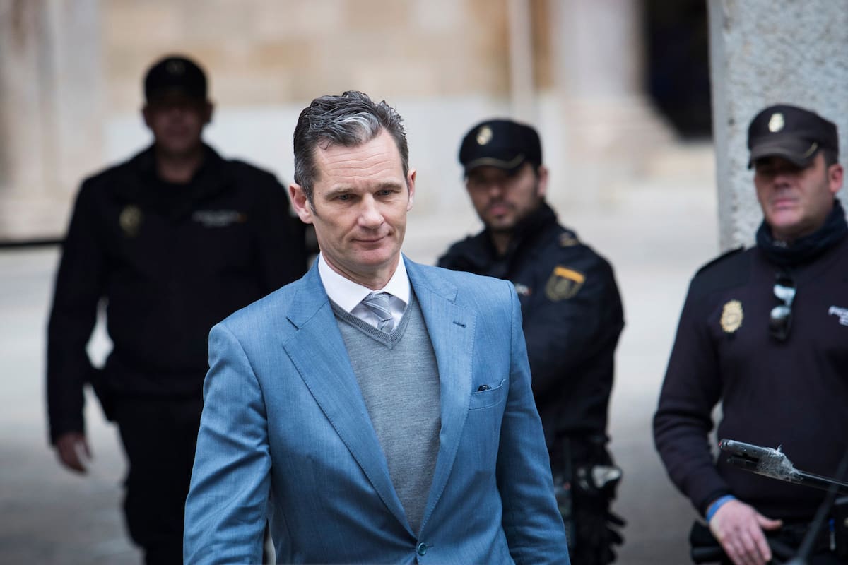 (FILES) In this file photo taken on February 23, 2017 Former Olympic handball player and husband of Spains Princess Cristina, Inaki Urdangarin (C) leaves the courthouse in Palma de Mallorca, on the Spanish Balearic Island of Mallorca