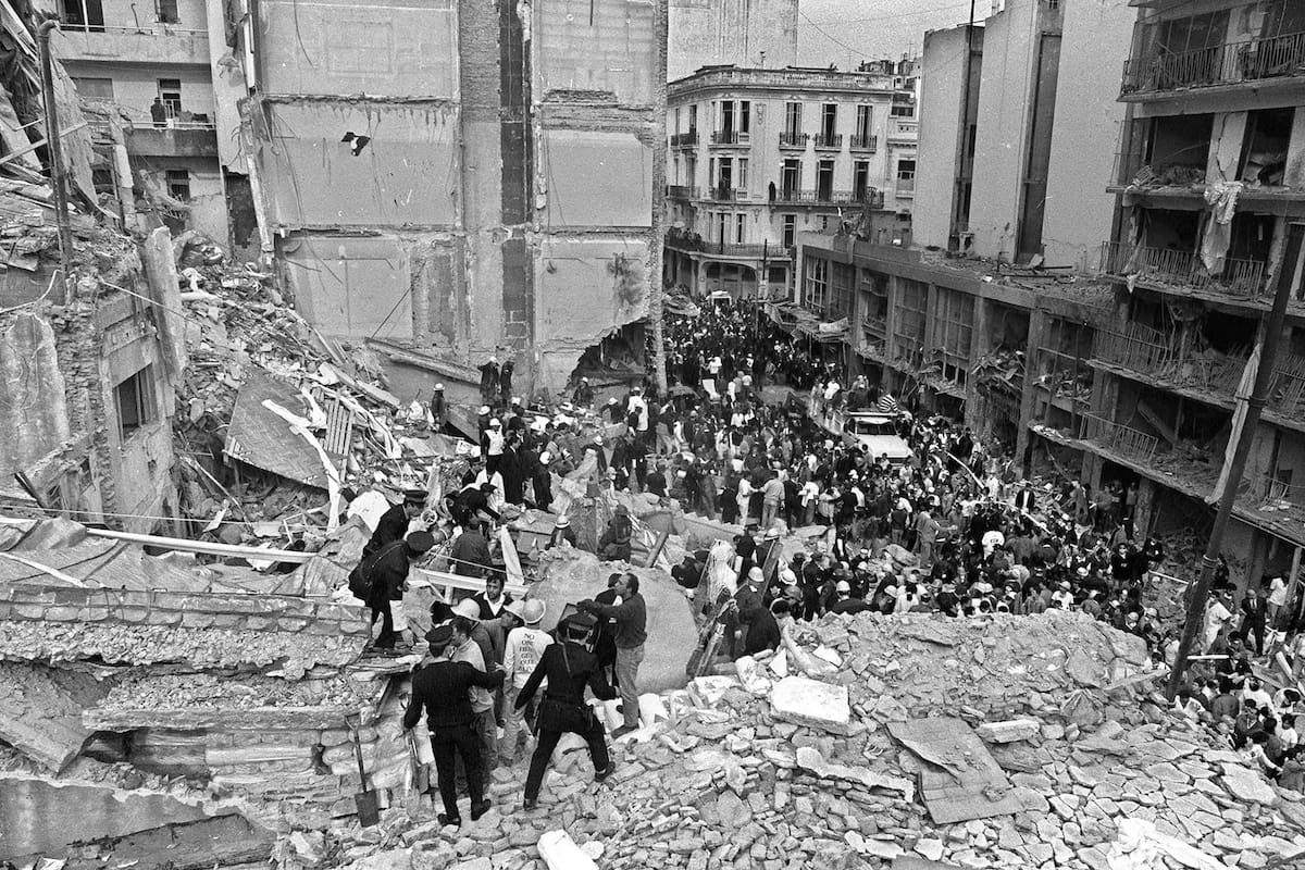 (FILES) In this file photo taken on July 18, 1994, firemen search for wounded people after a bomb exploded at the Argentinian Israelite Mutual Association (AMIA in Spanish) in Buenos Aires. - Twenty-five years passed of the explosion at the headquarters of the Jewish center AMIA, causing 85 deaths in the most serious attack in Argentine history that continues unpunished until today. (Photo by ALI BURAFI / AFP