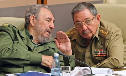 (FILES)Fidel y Raúl Castro, en una imagen de 2003 (Photo by ADALBERTO ROQUE / AFP)