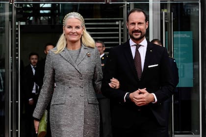 (FILES)Mette-Marit junto a su marido, el príncipe heredero Haakon of Norway (Photo by John MACDOUGALL / AFP)