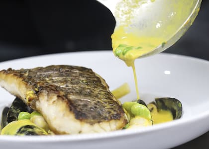 Filete de merluza negra con panaché de vegetales, almendras y manteca de limón