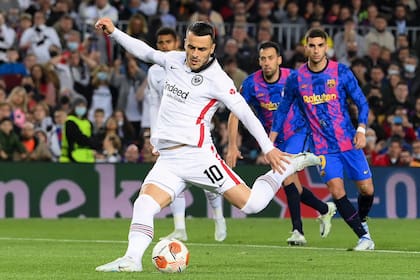 Filip Kostic cruzó la pelota y no perdonó: 1-0 para Eintracht Frankfurt ante Barcelona
