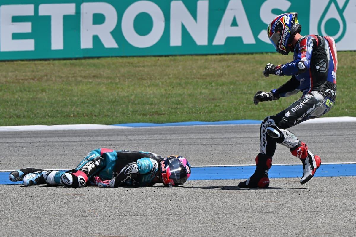 Filip Salac corre para asistir a David Alonso en el Gran Premio de Tailandia de Moto2. (AP Photo/Kittinun Rodsupan)