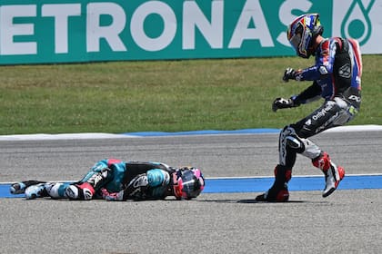 Filip Salac corre para asistir a David Alonso en el Gran Premio de Tailandia de Moto2. (AP Photo/Kittinun Rodsupan)