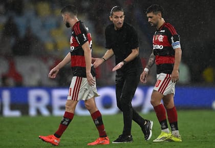 Filipe Luís dialoga con Jorginho y De Arrascaeta durante la final de la Recopa ante Lanús
