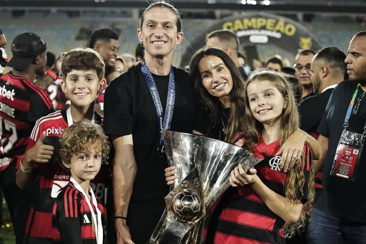 Filipe Luis y su familia con la Copa del Brasileirao, con la que completó un 2025 casi ideal para Flamengo