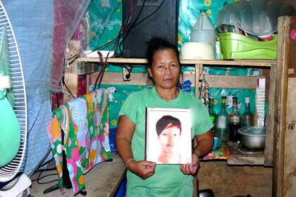 María, con el retrato de su hijo