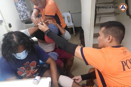 Filipinas dice que 3 pescadores resultaron heridos por cañones de agua chinos en atolón disputado