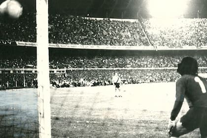 Fillol observa cómo la pelota lanzada por Suñé se cuela en su ángulo izquierdo