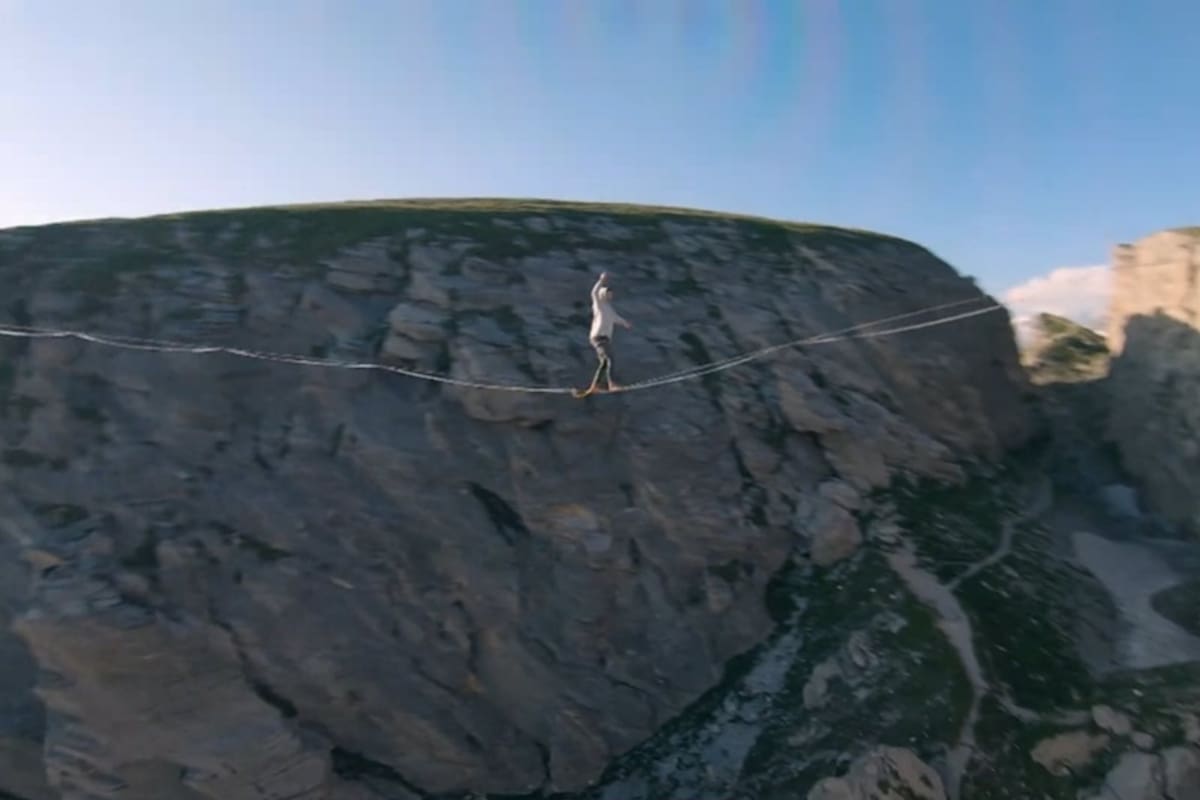 Filman a vista de drone a dos equilibristas en la cuerda floja a más de 100 metros sobre un valle francés